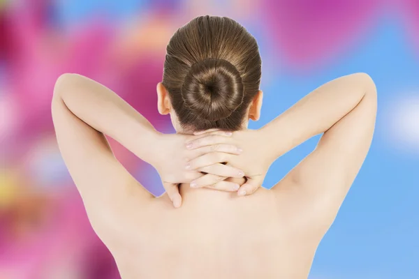 Mujer desnuda con dolor de cuello — Foto de Stock