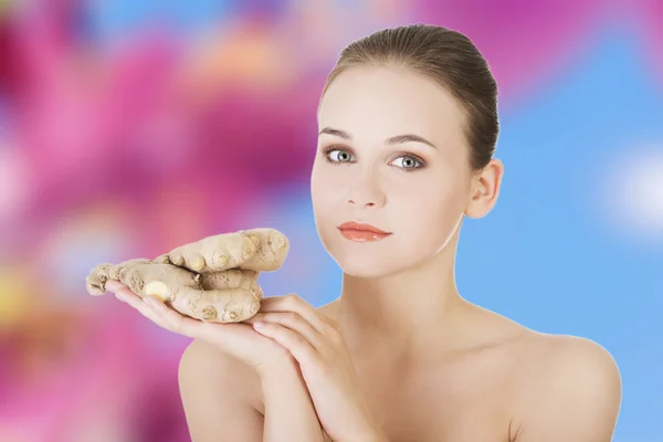 Jonge vrouw eten gember — Stockfoto