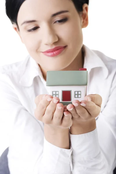 女人抱着一个房子模型 — 图库照片