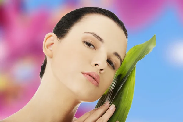 Mujer con maquillaje artístico y hoja de bambú —  Fotos de Stock