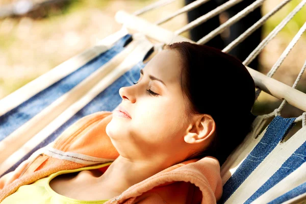 Mulher relaxante em rede — Fotografia de Stock