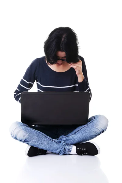 Mulher sentada com um laptop — Fotografia de Stock