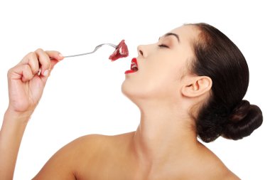 Çıplak kadın parça Dana eti yemek