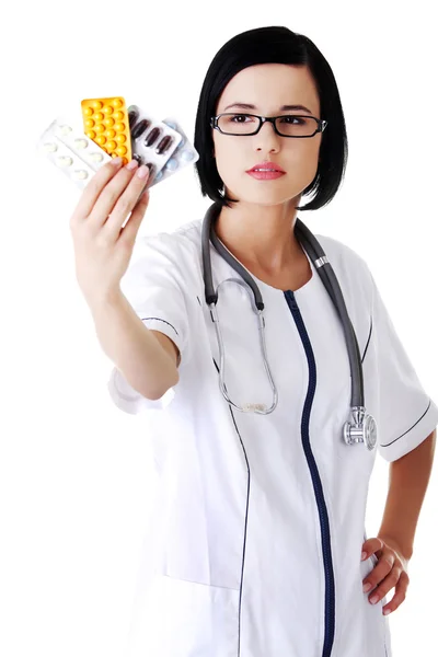 Feminino médico segurando pílulas — Fotografia de Stock