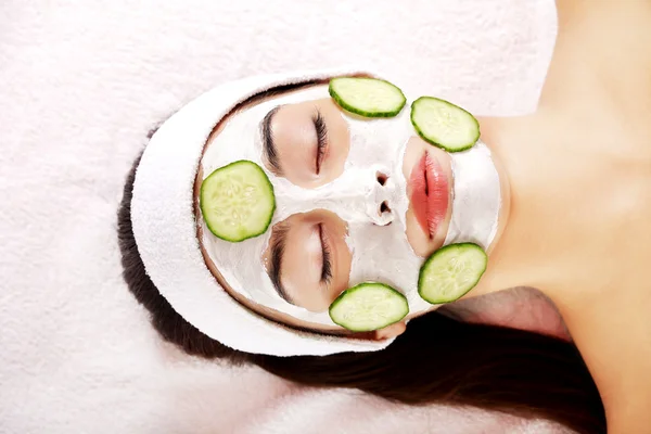 Jonge vrouw genieten van Wellness — Stockfoto