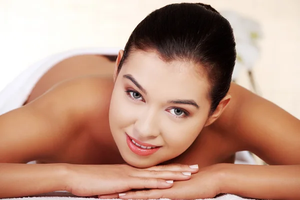 Young woman massage in spa — Stock Photo, Image