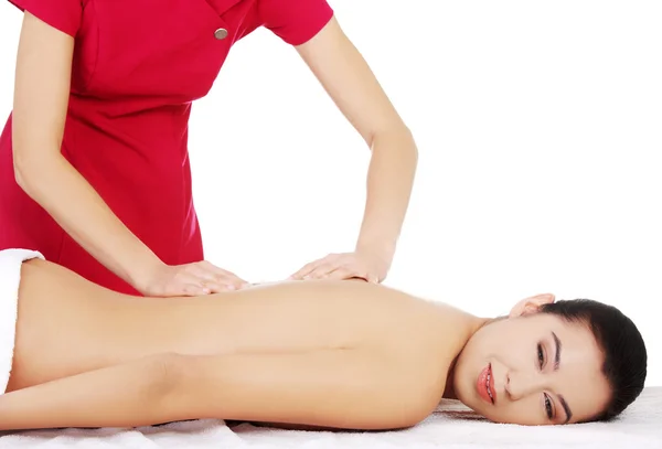 Jovem mulher massagem no spa — Fotografia de Stock