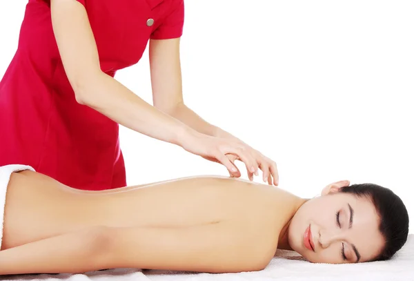 Ung kvinna massage i spa — Stockfoto