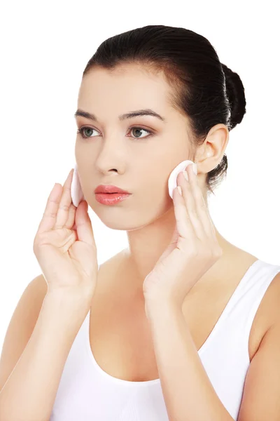 Woman removing make up from her face — Stock Photo, Image