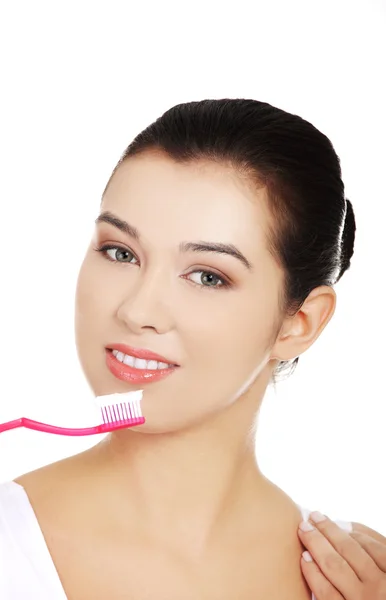 Young woman brushing teeth — Stock Photo, Image