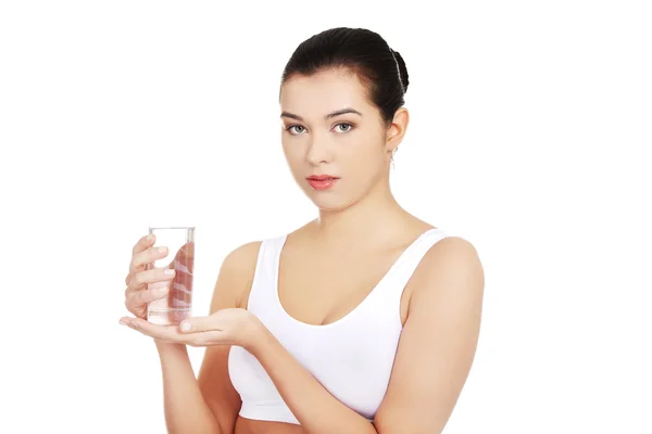 Femme saine tenant un verre d'eau — Photo