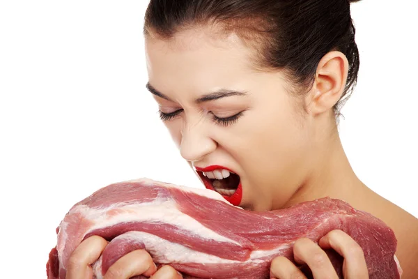 Mulher nua comendo carne de porco — Fotografia de Stock