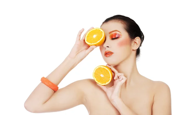 Frau mit Orange — Stockfoto