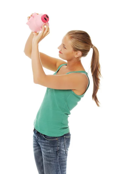 Mujer sosteniendo Piggybank — Foto de Stock