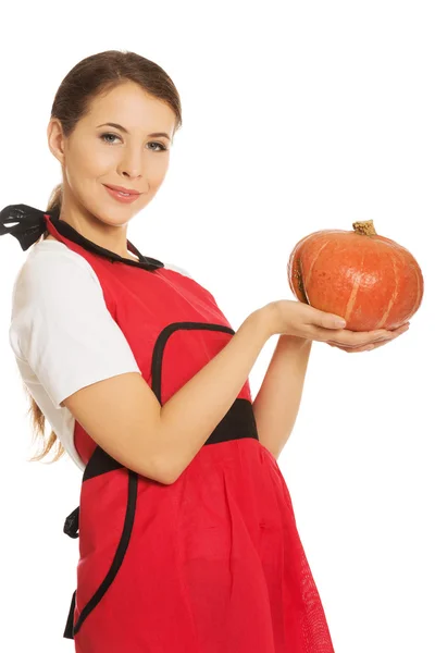 Junge Frau hält einen Kürbis in der Hand — Stockfoto