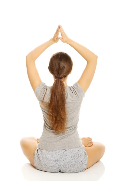 Mujer relajándose por yoga — Foto de Stock