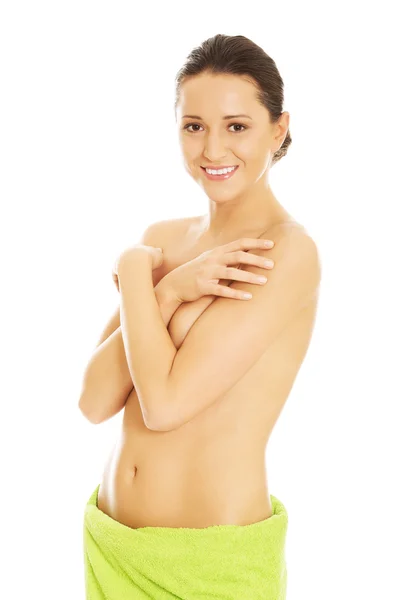 Femme nue enveloppée dans une serviette sur les hanches — Photo