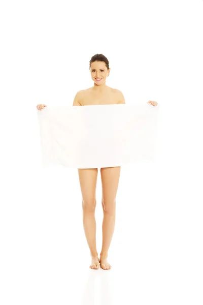 Mujer sosteniendo una toalla blanca — Foto de Stock