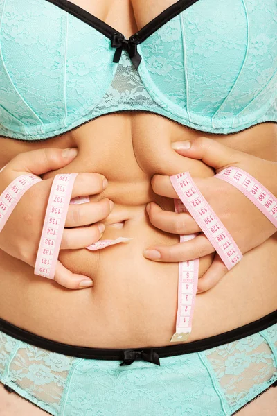 Femme mesurant son gros ventre — Photo