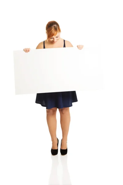Grande mulher segurando uma placa branca — Fotografia de Stock
