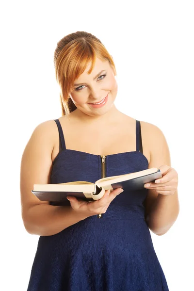 Mulher com excesso de peso lendo um livro — Fotografia de Stock