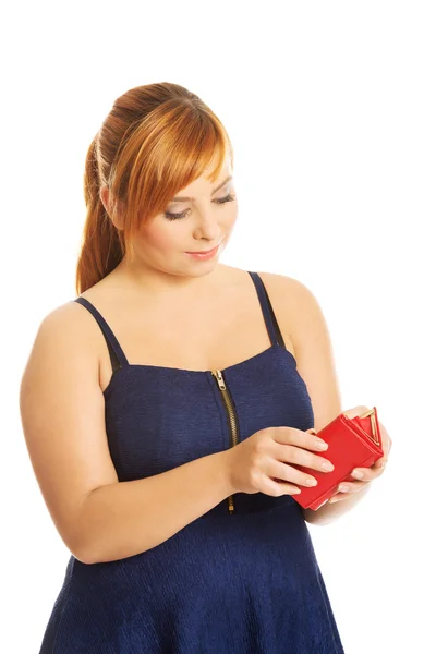 Mujer con sobrepeso sosteniendo una cartera vacía —  Fotos de Stock