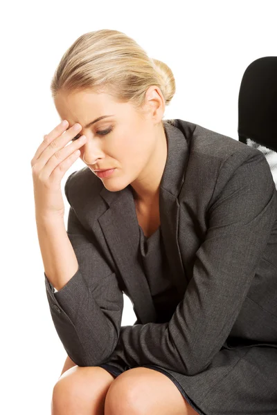 Depressief zakenvrouw zittend op leunstoel — Stockfoto