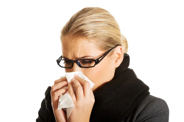 Mujer estornuda —  Fotos de Stock