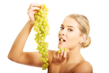 Çıplak kadın üzüm yemek