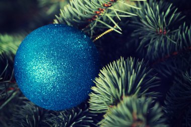 bir Noel topu yere ağaç.