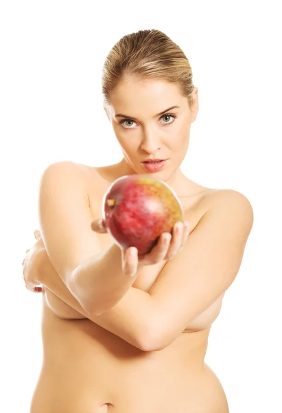 Mujer desnuda dando un mango —  Fotos de Stock