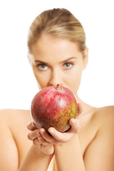 Nude woman giving a mango — Stock Photo, Image