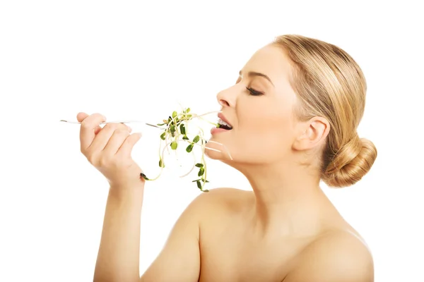 Nude woman eating cuckooflower — Stock Photo, Image