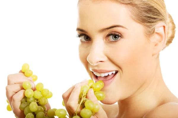 Naakte vrouw druiven eten — Stockfoto