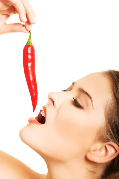 Naken kvinna äta chili — Stockfoto