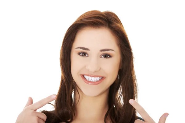 Jovem mulher mostrando seus dentes — Fotografia de Stock