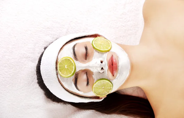 Mujer joven disfrutando del spa —  Fotos de Stock