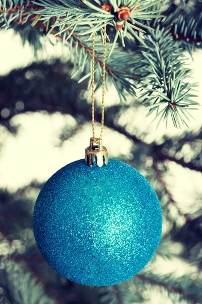 Bola de Natal entregando um galho — Fotografia de Stock