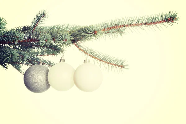 Trois boules de Noël accrochées à une brindille . — Photo