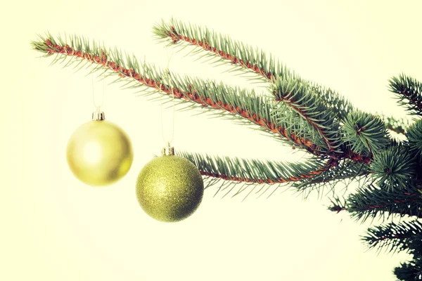 Weihnachtskugeln hängen am Baum. — Stockfoto