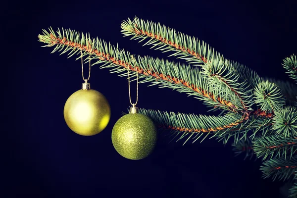 Zwei Weihnachtskugeln hängen an einem Baum. — Stockfoto