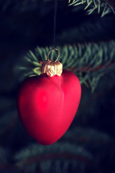 Una palla di Natale rosso su tir verde . — Foto Stock