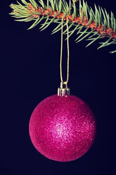 Eine Weihnachtskugel reicht einen Zweig weiter. — Stockfoto