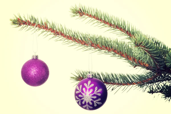 Ağaçta asılı Noel topları. — Stok fotoğraf