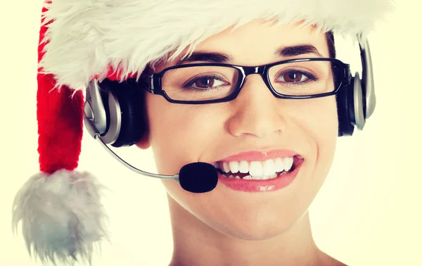 Frau mit Weihnachtsmütze mit Mikrofon und Kopfhörer. — Stockfoto