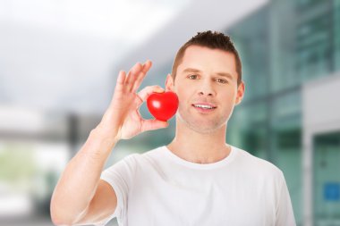 hombre joven con un corazón rojo
