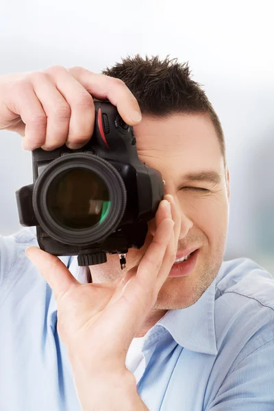 Hombre fotógrafo con DSLR —  Fotos de Stock