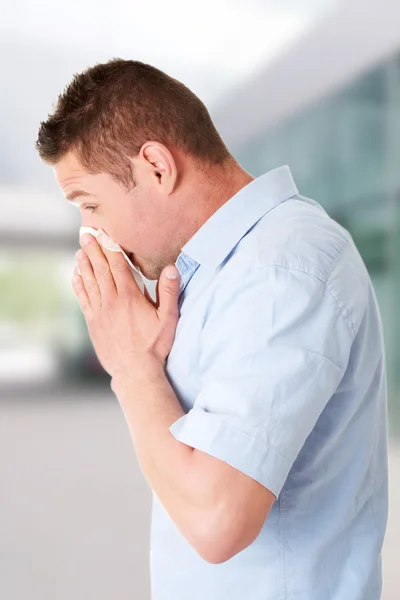 Uomo malato che si soffia il naso — Foto Stock