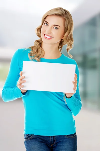 Portrait de femme heureuse avec tableau blanc — Photo