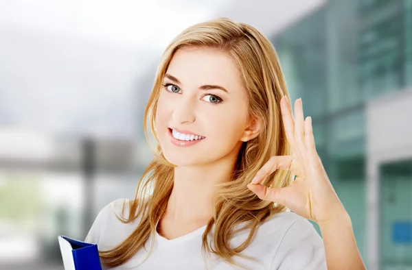 Glückliche Frau mit ok Handzeichen — Stockfoto